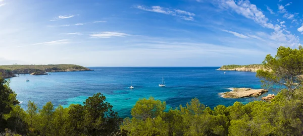 Panorama mediterrânico em Ibiza, Ilhas Baleares . — Fotografia de Stock