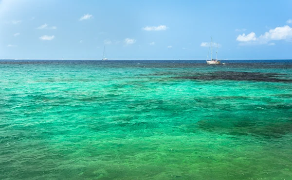 Парусник на бирюзовой средиземноморской воде на острове Ибица — стоковое фото