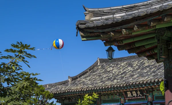 Aziatische lucht ballon en dak detail — Stockfoto