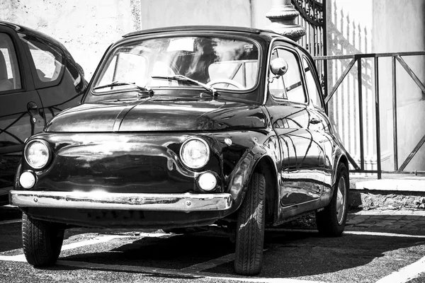 Alter Fiat 500 im Retro-Look in der Romstraße. Schwarz-Weiß-Bild — Stockfoto