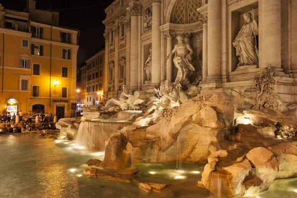 Fontana di trevi nocą — Zdjęcie stockowe