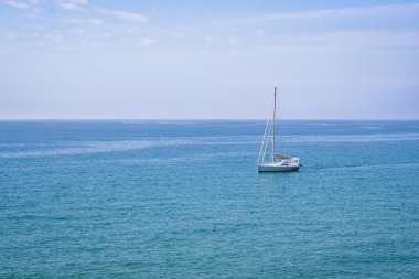 Mavi Akdeniz deniz suyu yelkenli tekne