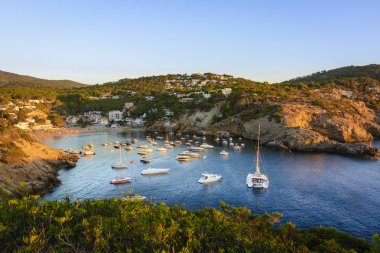 Günbatımı içinde küçük bay, Cala Vedella, Ibiza Adası.