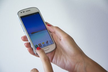 Bir Smartphone tutan eller kadın