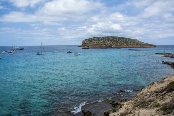 蓝色地中海水在伊维萨岛 — 图库照片