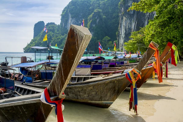 Длинные хвостовые лодки на острове Ко Хонг, Таиланд . — стоковое фото