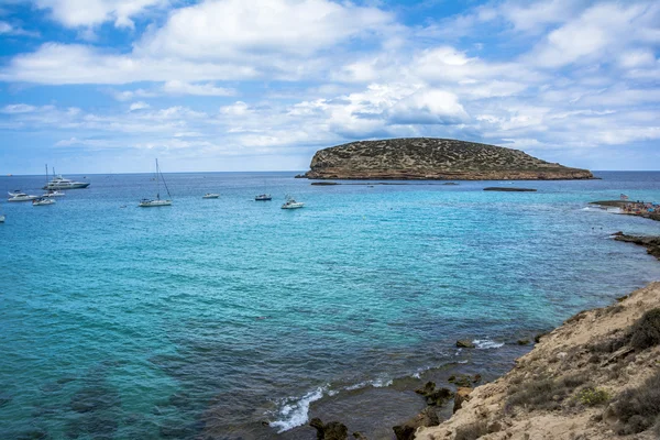 Baía do Mediterrâneo em Ibiza, Ilhas Baleares . — Fotografia de Stock
