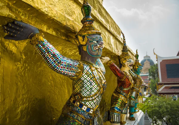 在玉佛寺庙宇，曼谷，泰国的雕像 — 图库照片