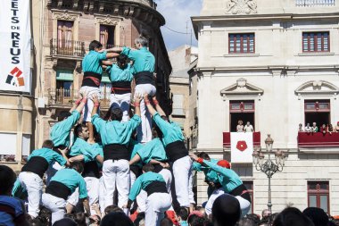 Castellers tarafından gerçekleştirilen insan kulesi