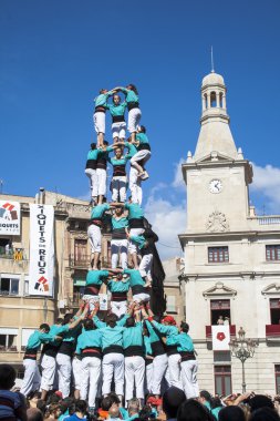 Castellers tarafından gerçekleştirilen insan kulesi