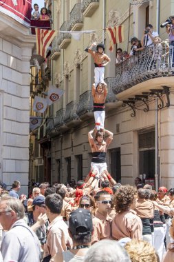 Castellers tarafından gerçekleştirilen insan kulesi