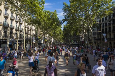 Barcelona, İspanya - 25 Temmuz: ünlü sokak La Rambla Barcelona, İspanya. Binlerce insan her gün bu popüler trafiğe kapalı alan tarafından 1.2 kilometre uzun yürüyüş.