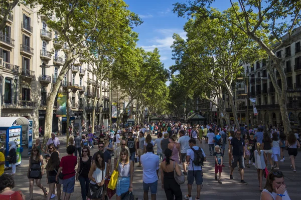 Barcelona, Spanien - 25 juli: berömda gatan La Rambla i Barcelona, Spanien. Tusentals människor promenad dagligen vid denna populära gågata 1,2 kilometer lång. — Stockfoto