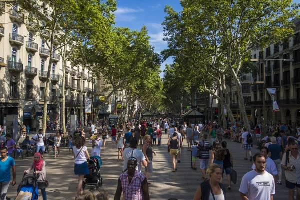 Barcelona, Spanien - 25 juli: berömda gatan La Rambla i Barcelona, Spanien. Tusentals människor promenad dagligen vid denna populära gågata 1,2 kilometer lång. — Stockfoto