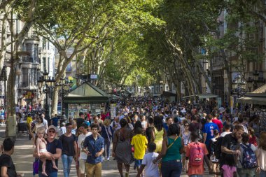 Barcelona, İspanya - 25 Temmuz: ünlü sokak La Rambla Barcelona, İspanya. Binlerce insan her gün bu popüler trafiğe kapalı alan tarafından 1.2 kilometre uzun yürüyüş.