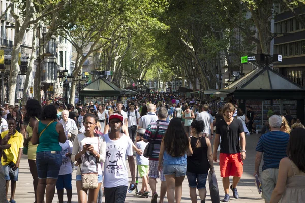 Barcelona, Spanien - 25 juli: berömda gatan La Rambla i Barcelona, Spanien. Tusentals människor promenad dagligen vid denna populära gågata 1,2 kilometer lång. — Stockfoto