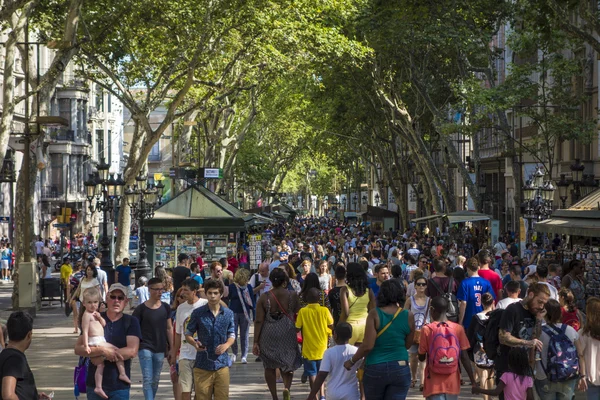 Barcelona, Espanha- 25 de julho: Rua famosa La Rambla em Barcelona, Espanha. Milhares de pessoas caminham diariamente por esta popular área pedonal de 1,2 km de comprimento . — Fotografia de Stock