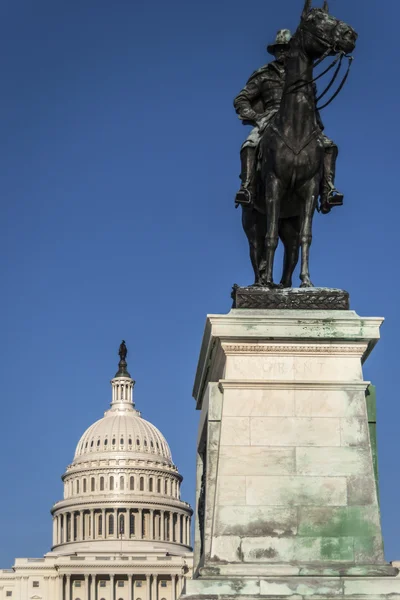 一般的な国会議事堂、ワシントン Dc の私たちの前に像を付与. — ストック写真