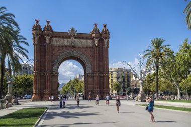 Barcelona, İspanya - 19 Ağustos: Arc de Triomf. Josep Vilaseca tarafından tasarlanmış, bu onun ana erişim kapısı olarak 1888 evrensel Fuarı için inşa edilmiştir