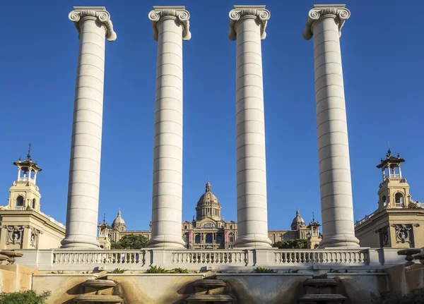 Le quattro colonne, a Barcellona, Spagna — Foto Stock