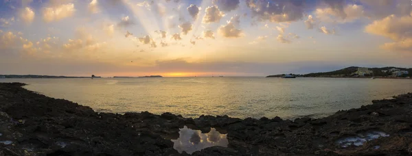 Rocky Beach Panorama al atardecer en Ibiza, España . —  Fotos de Stock