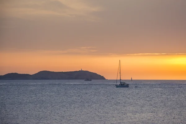 Sunset with a Sailing boat. Mediterranean sea in Ibiza island. — Stock Photo, Image