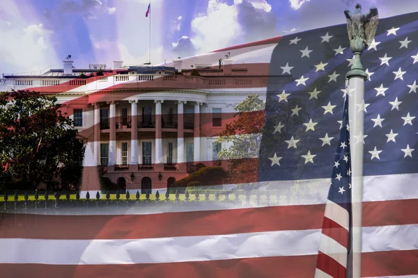 La Casa Blanca y la bandera americana, ambos símbolos de EE.UU. . — Foto de Stock