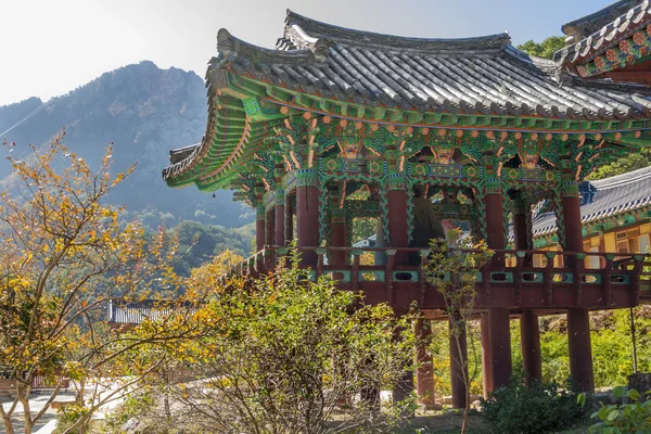 El templo del edificio en el Parque Nacional Seoraksan, Corea del Sur — Foto de Stock