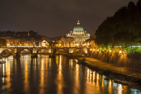 St. Peters basiliek, Vaticaanstad, per nacht — Stockfoto