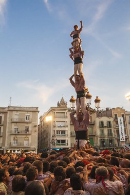 Reus, İspanya - 01 Ekim 2011: Castells performans, geleneksel olarak festivaller Catalonia içinde yerleşik bir insan kule bir castell var. Bu aynı zamanda Unesco somut olmayan kültürel miras insanlık üzerinde olduğunu