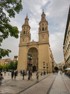 Logrono, İspanya. 12 Ağustos 2025 'te, İspanya' daki Gotik mimarinin çarpıcı bir örneği olan muhteşem Logrono Katedrali 'nin fotoğraflarını çeken turistler...