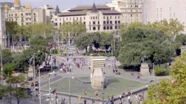 Barselona, İspanya. 1 Kasım 2025, Barcelona, İspanya 'daki ünlü Placa de Catalunya' nın havadan görünüşü. Güneşli bir günde ikonik meydanda yürüyen turistler ve yerliler