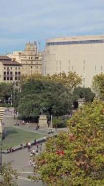 Barselona, İspanya. 1 Kasım 2025, Barcelona, İspanya 'daki Plaza Catalunya' nın yüksek açılı görüntüsü. Ünlü meydanda güvercinlerin arasında yürüyen turistlerin ve yerlilerin günlük hayatı