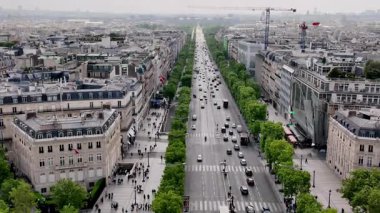 Paris, Fransa. 14 Mayıs 2025, Paris 'teki Champs Elysees Bulvarı' nın havadan görünüşü yoğun trafik, yayalar ve klasik Paris mimarisi.