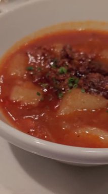 Lezzetli ev yapımı Riojana patatesleri, sucuklu, patatesli ve kırmızı biberli klasik İspanyol tarifi, buharlı ve lezzetli yemekleri yakından gösteriyor.