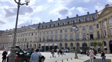 Paris, Fransa. 14 Mayıs 2025, Paris, Fransa 'daki ünlü yer Vendome, sütunları ve lüks binalarıyla. Turistler ve arabalar ikonik miras meydanında dolaşıyorlar