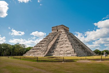 Meksika 'daki UNESCO Dünya Mirası bölgesi Chichen Itza' da duran El Castillo piramidi, açık mavi gökyüzü altında antik Maya uygarlığının kalıcı mimarisini gözler önüne seriyor.