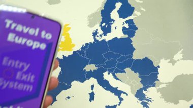 Avrupa haritasında, 2025 yılından başlayarak Schengen Bölgesi 'ne giriş yapmayan AB dışı yolcuların yeni bir şartı olarak, giriş çıkış sistemi mobil uygulamasına bir pasaport ve akıllı telefon yerleştirilmesi