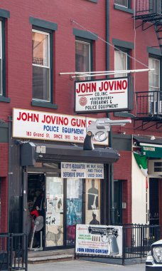NYC, ABD. 15 Mayıs 2008, John Jovino Silah Dükkanı New York 'un Grand Caddesi' nde küçük İtalya 'da, tarihi tuğla cephede ateşli silahlar ve polis teçhizatı sergileniyor.
