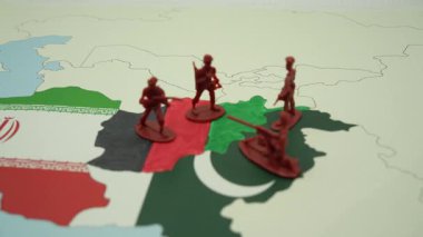 Afganistan haritasında duran plastik askerler, İran ve Pakistan arasında, Orta Doğu 'daki jeopolitik çatışma, savaş ve uluslararası askeri müdahaleyi kavramsallaştırıyorlar.