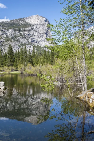 Mirror Lake reflection, Yosemite national park, USA — Stock Photo, Image