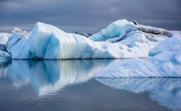 Ghiaccio blu all'islandese Jokulsarlon. Paesi Bassi — Foto Stock