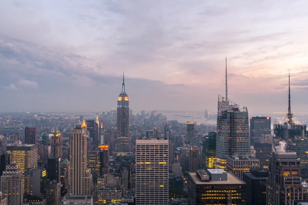 New Yorks skyline med urban skyskrapor i solnedgången — Stockfoto