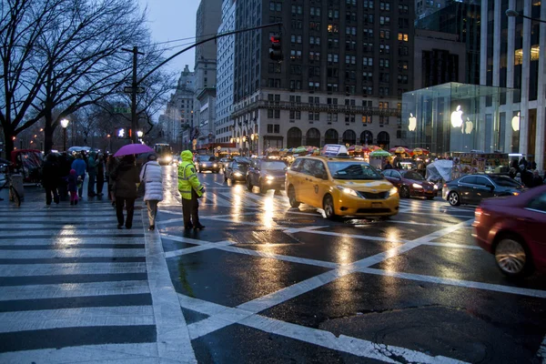 New York City, Stany Zjednoczone Ameryki. 09 grudnia 2012. Deszczowy wieczór widok 5th ave w Nyc — Zdjęcie stockowe