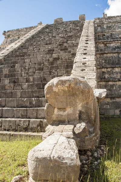 Oude Maya piramide detail, Kukulcan tempel van Chichen Itza, Yucatan, Mexico — Stockfoto