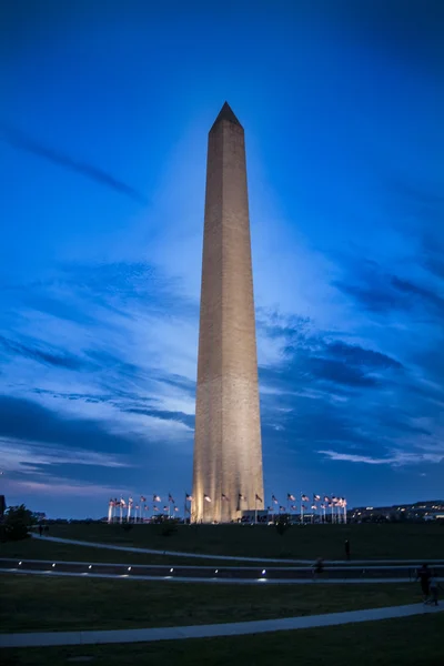 Monumento a Washington y círculo de banderas en la hora azul —  Fotos de Stock