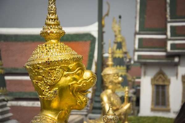 Estátua em Wat Phra Kaew temple, Bangkok, Tailândia — Fotografia de Stock