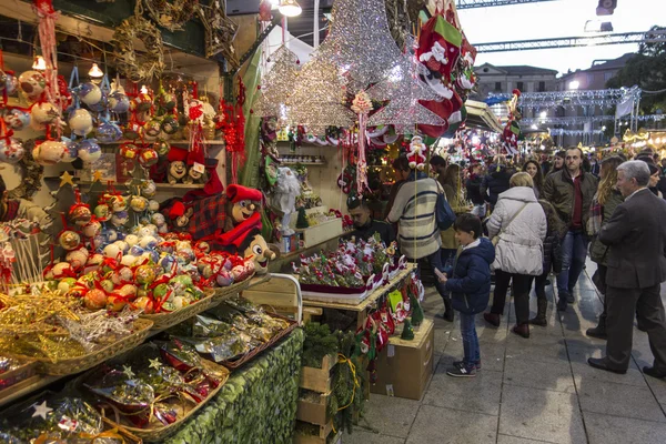 Barcelona, Španělsko - 28 listopadu 2015: Stánky s vánoční dárky v Barceloně, Španělsko. Fira de Santa Llucia - vánoční trh — Stock fotografie