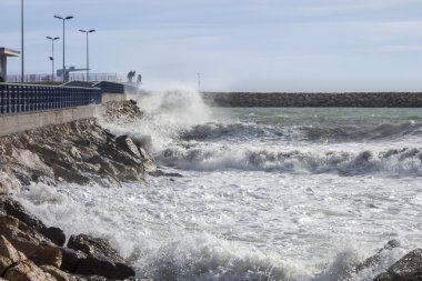 Deniz dalgaları üzerinde beton bağlantı noktası kırma