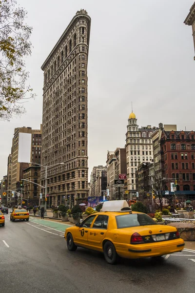 Żółte taksówki i budynku Flatiron w av Fifth Avenue na Manhattanie — Zdjęcie stockowe